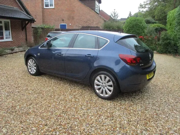 Vauxhall Astra 2011 photo 4
