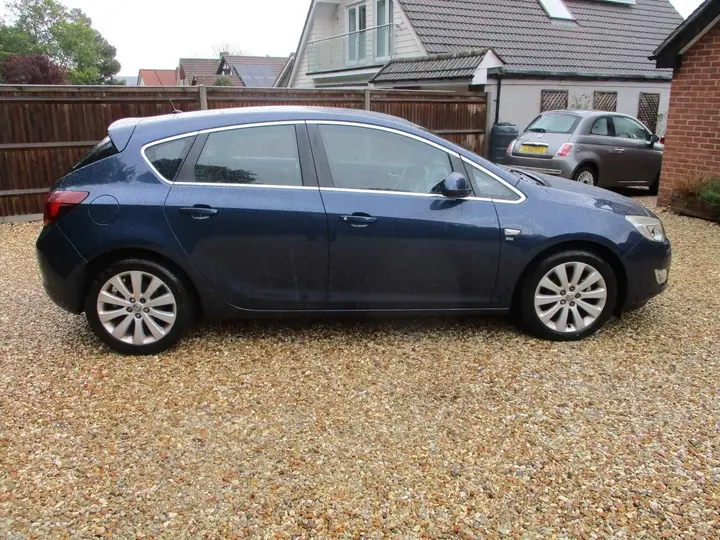 Vauxhall Astra 2011 photo 2