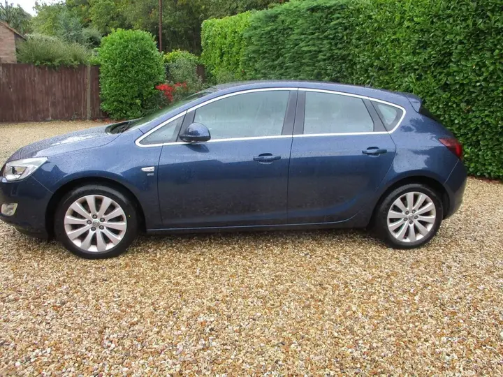 Vauxhall Astra 2011 photo 3
