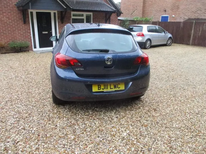 Vauxhall Astra 2011 photo 5