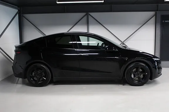 Tesla Model Y 2026 photo 2