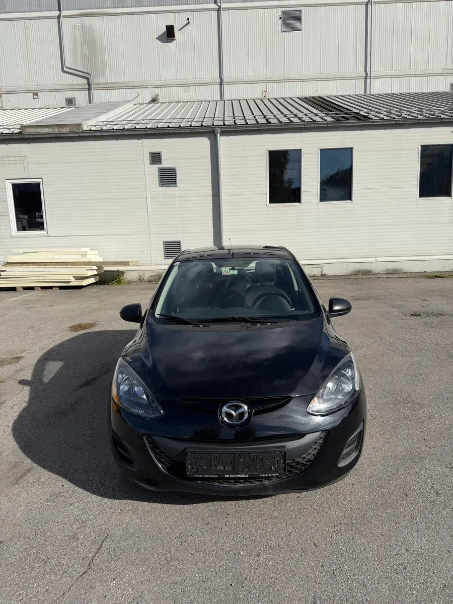 Mazda Mazda2 2013 photo 2
