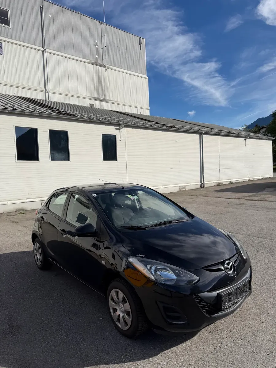 Mazda Mazda2 2013 photo 3