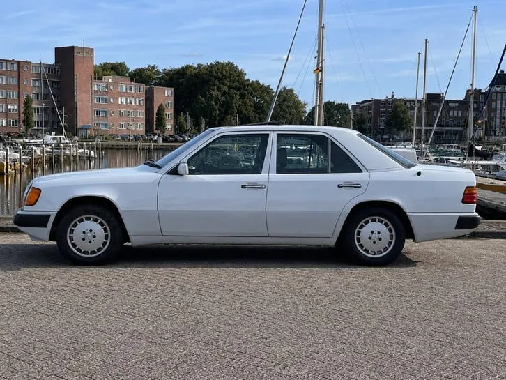 Mercedes-Benz 200-Serie 1989 photo 2