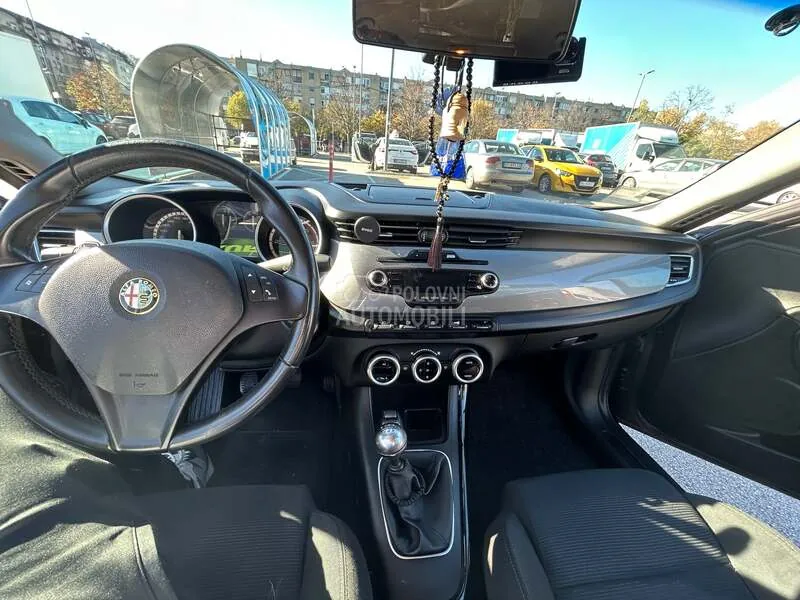 Alfa Romeo Giulietta 2012 photo 5