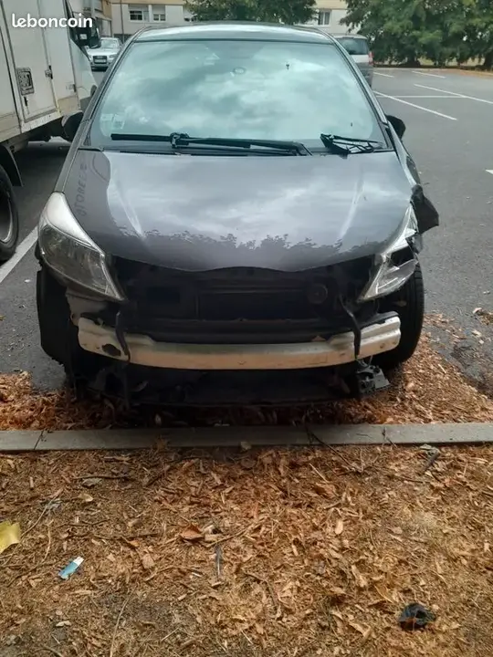 Toyota Yaris 2013 photo 2