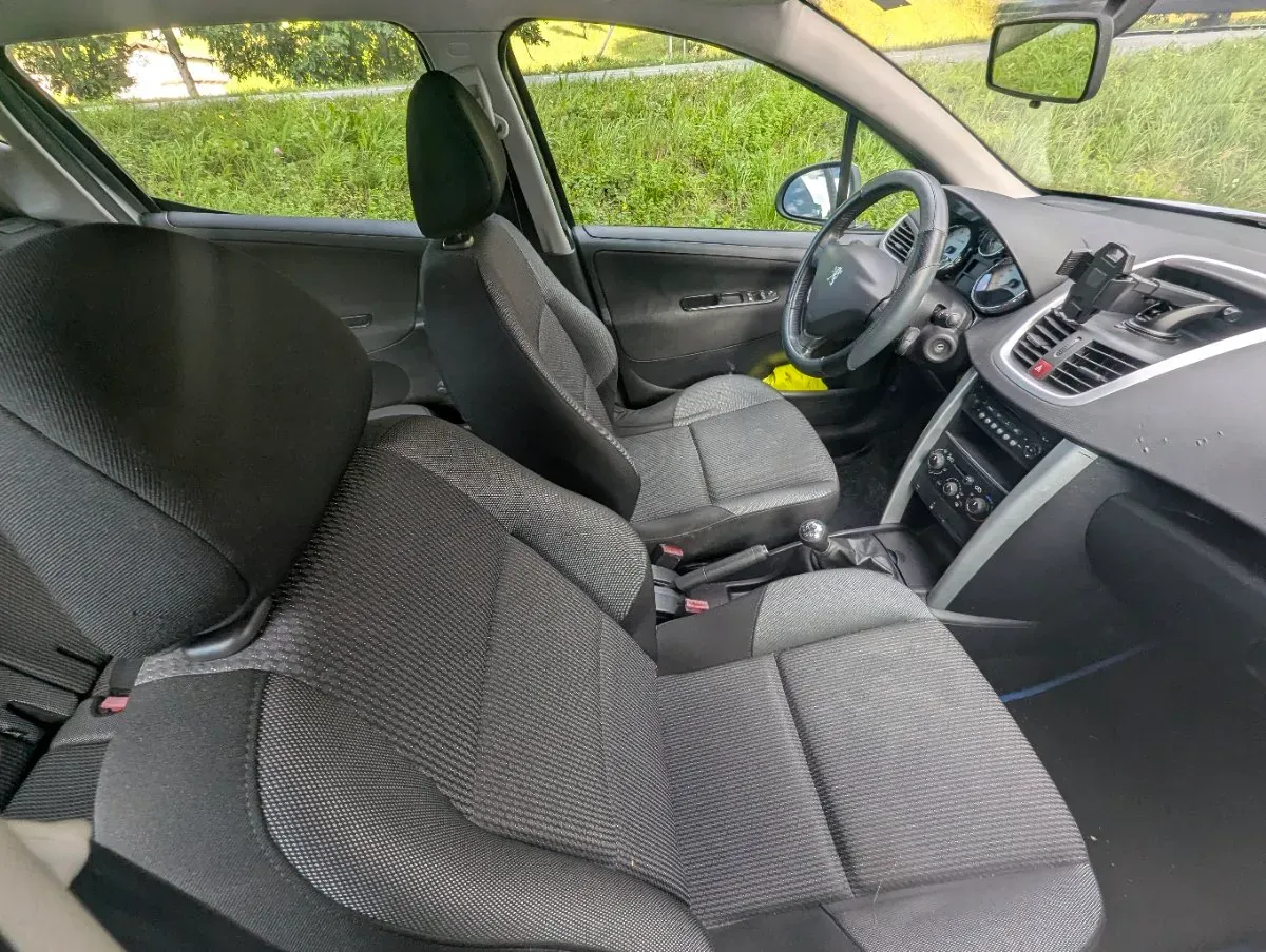 Peugeot 207 2011 photo 3
