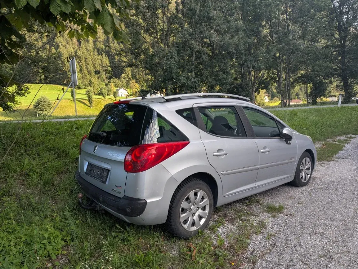 Peugeot 207 2011 photo 2