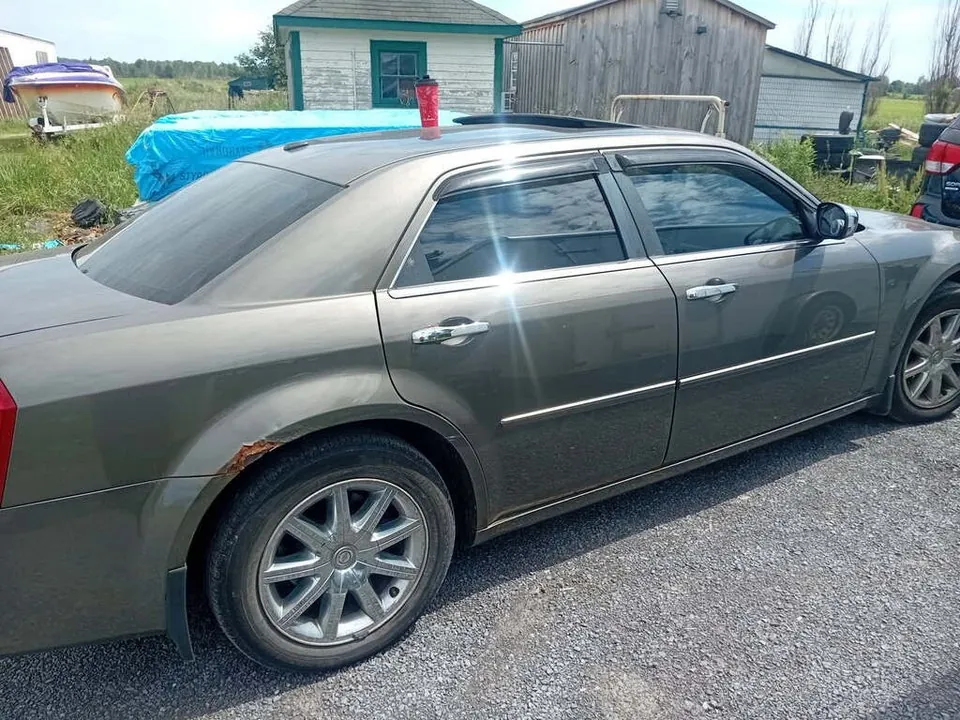 Chrysler 300 2010 photo 2
