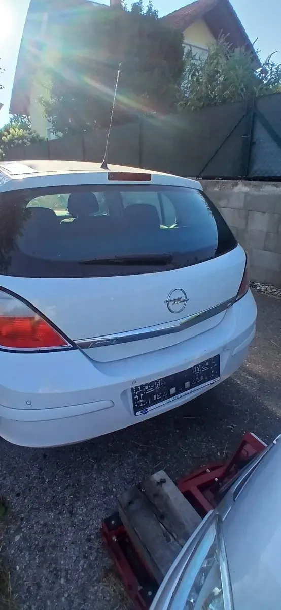 Opel Astra 2005 photo 2