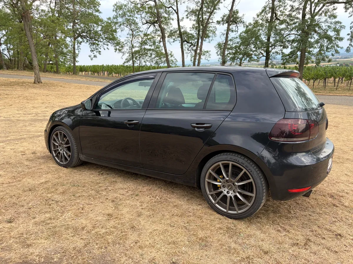 Volkswagen Golf 2010 photo 2