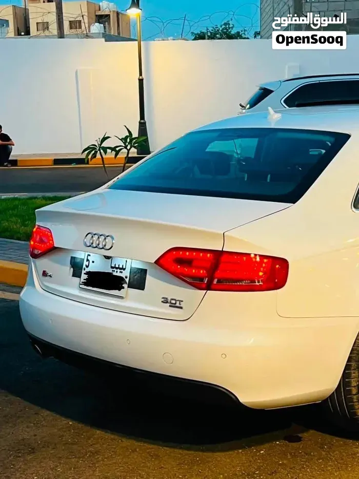 Audi A4 2010 photo 2