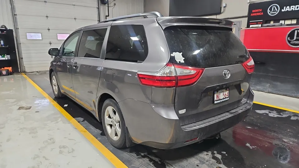 Toyota Sienna 2015 photo 2