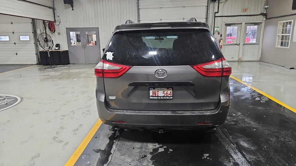 Toyota Sienna 2015 photo 3
