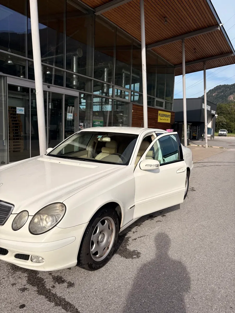 Mercedes-Benz E-Class 2004 photo 2