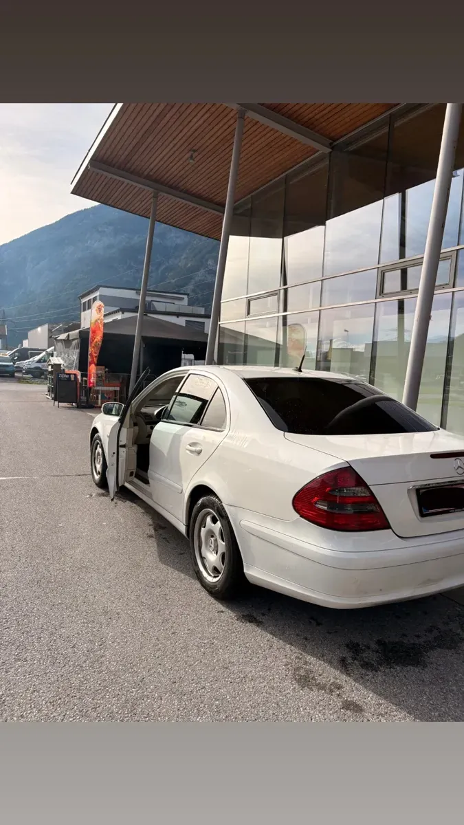 Mercedes-Benz E-Class 2004 photo 3