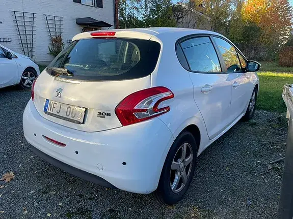 Peugeot 208 2012 photo 2