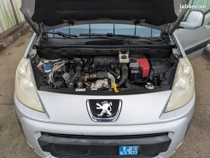 Peugeot Partner 2010 photo 2