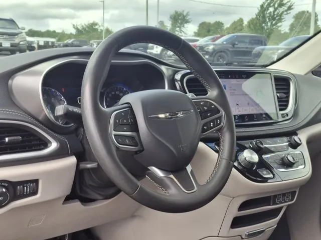 Chrysler Pacifica 2024 photo 2