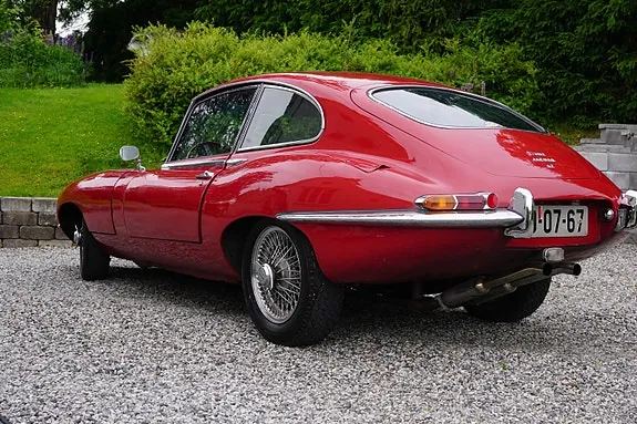 Jaguar E-Type 1966 photo 2