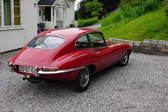Jaguar E-Type 1966 photo 5