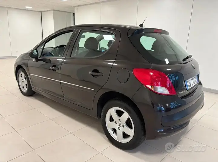 Peugeot 207 2011 photo 2