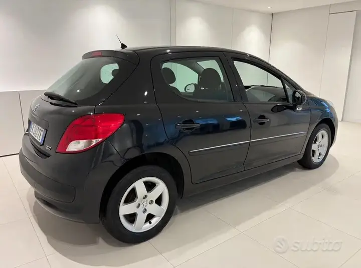 Peugeot 207 2011 photo 3