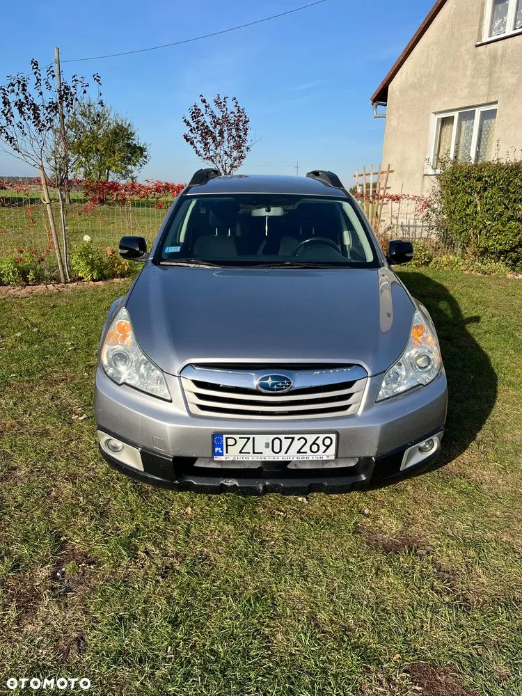 Subaru Outback 2010 photo 2