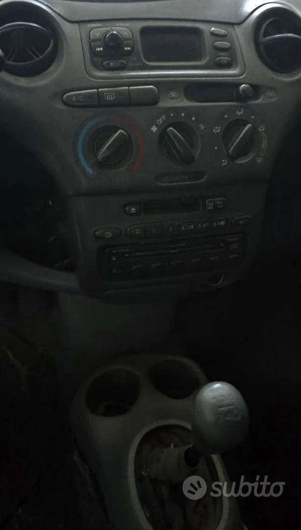 Toyota Yaris 2001 photo 2