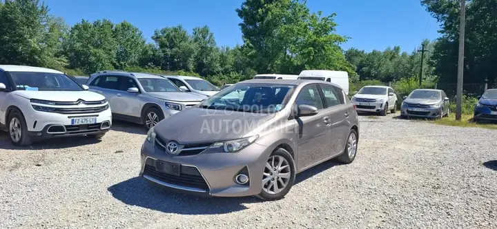 Toyota Auris 2013 photo 2