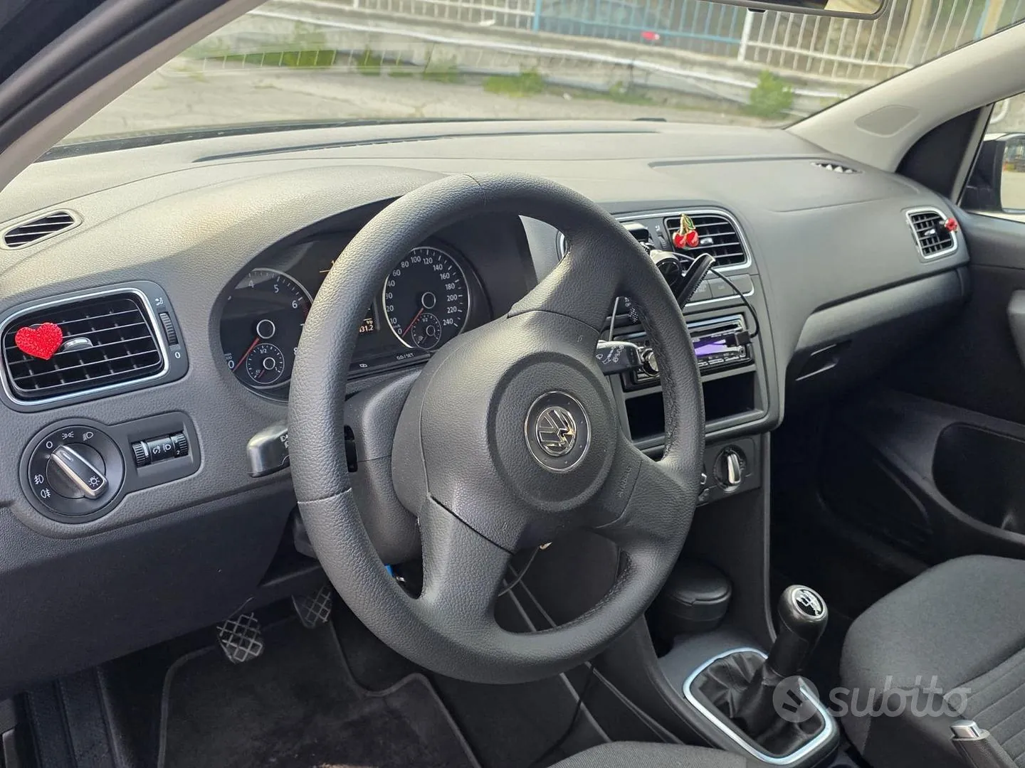 Volkswagen Polo 2011 photo 2
