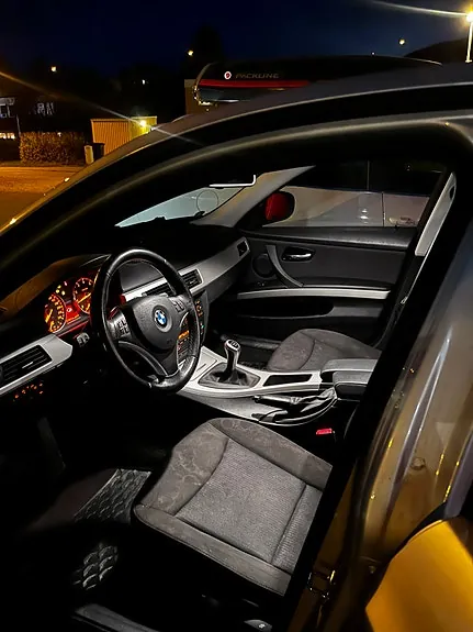 BMW 320I 2009 photo 2