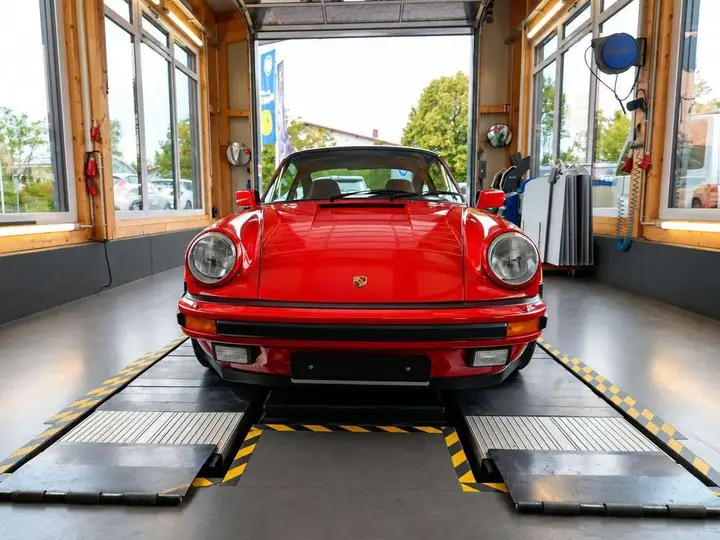Porsche 911 1984 photo 2