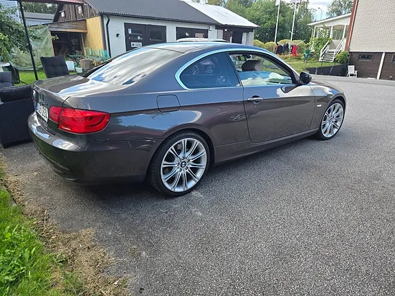 BMW 325D 2011 photo 2