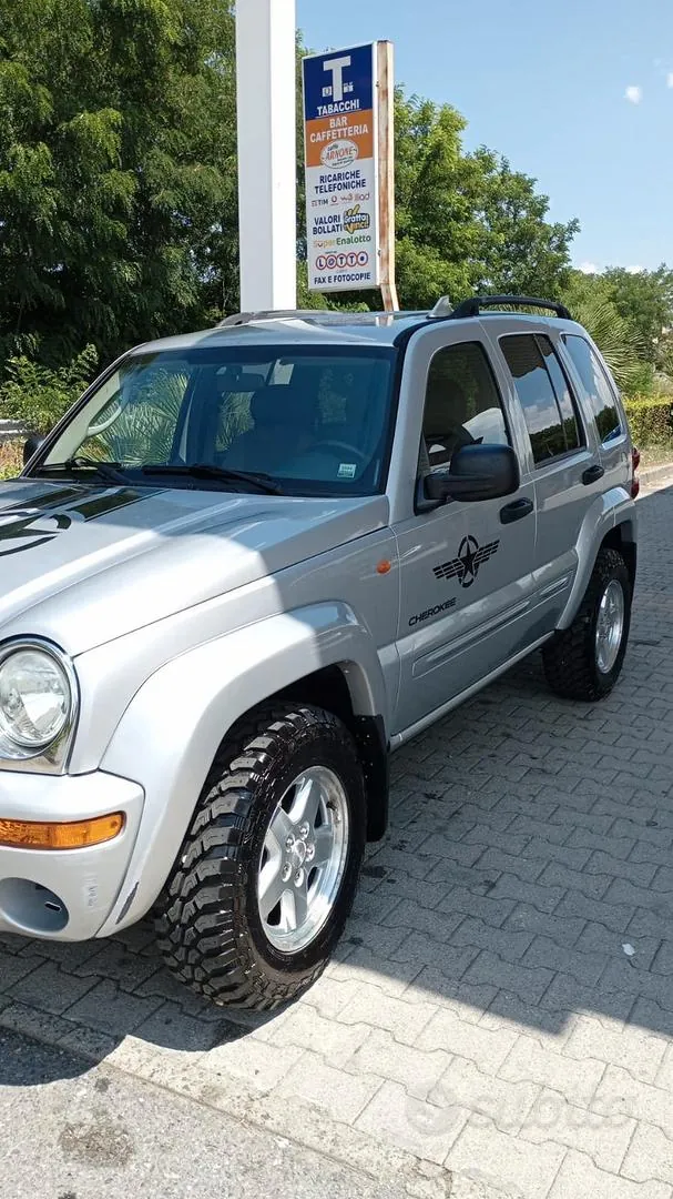 Jeep Cherokee 2004 photo 2