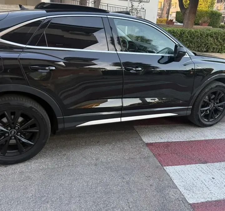 Audi Q3 2021 photo 2