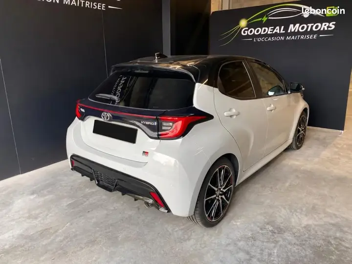 Toyota Yaris 2023 photo 2