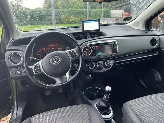 Toyota Yaris 2013 photo 5
