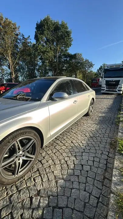 Audi A8 2011 photo 2