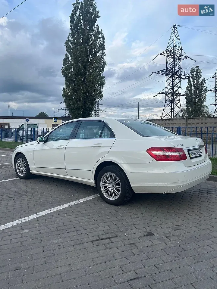 Mercedes-Benz E-Class 2011 photo 4