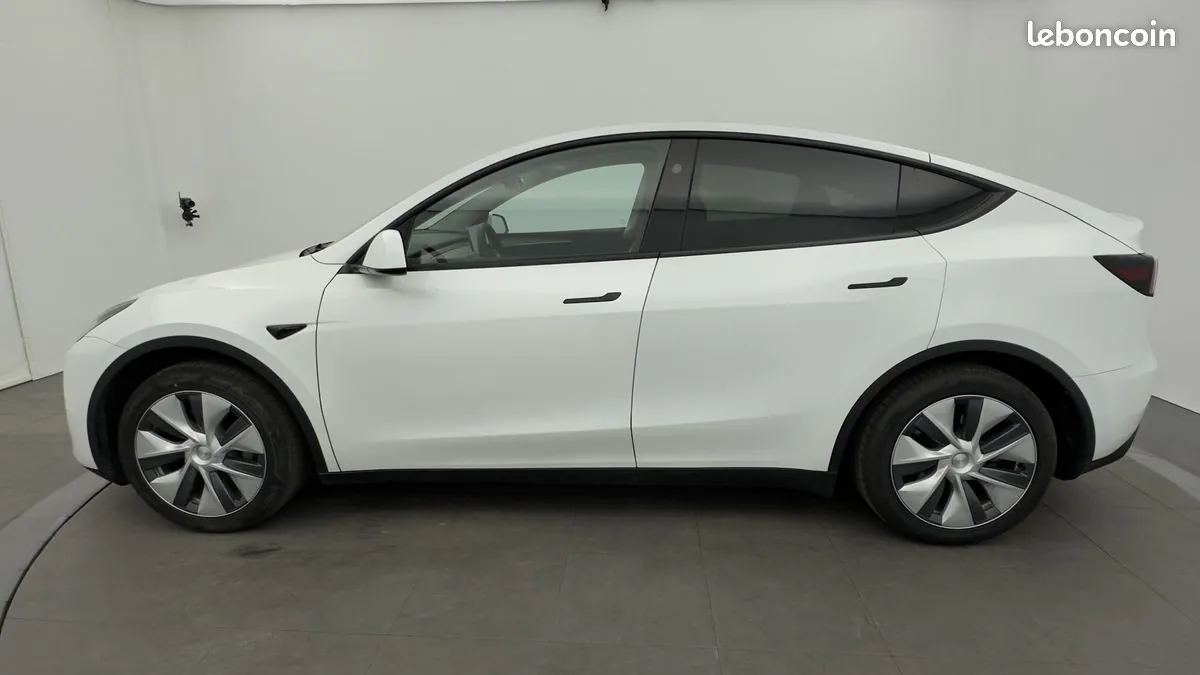 Tesla Model Y 2024 photo 2