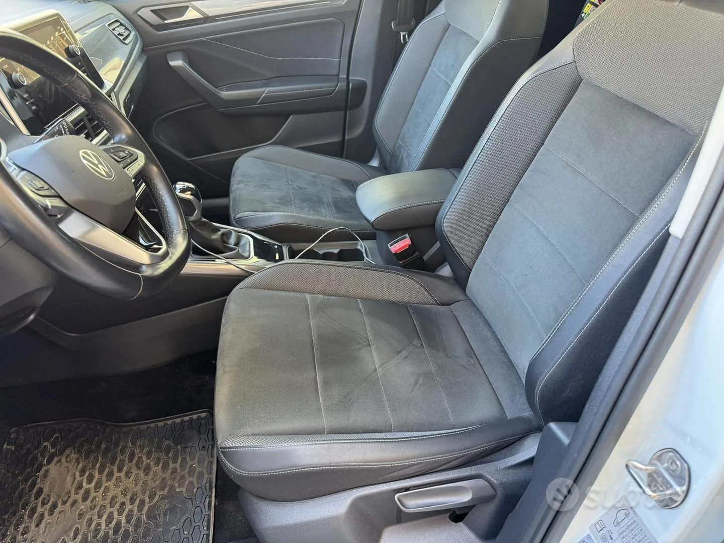 Volkswagen T-Roc 2023 photo 2