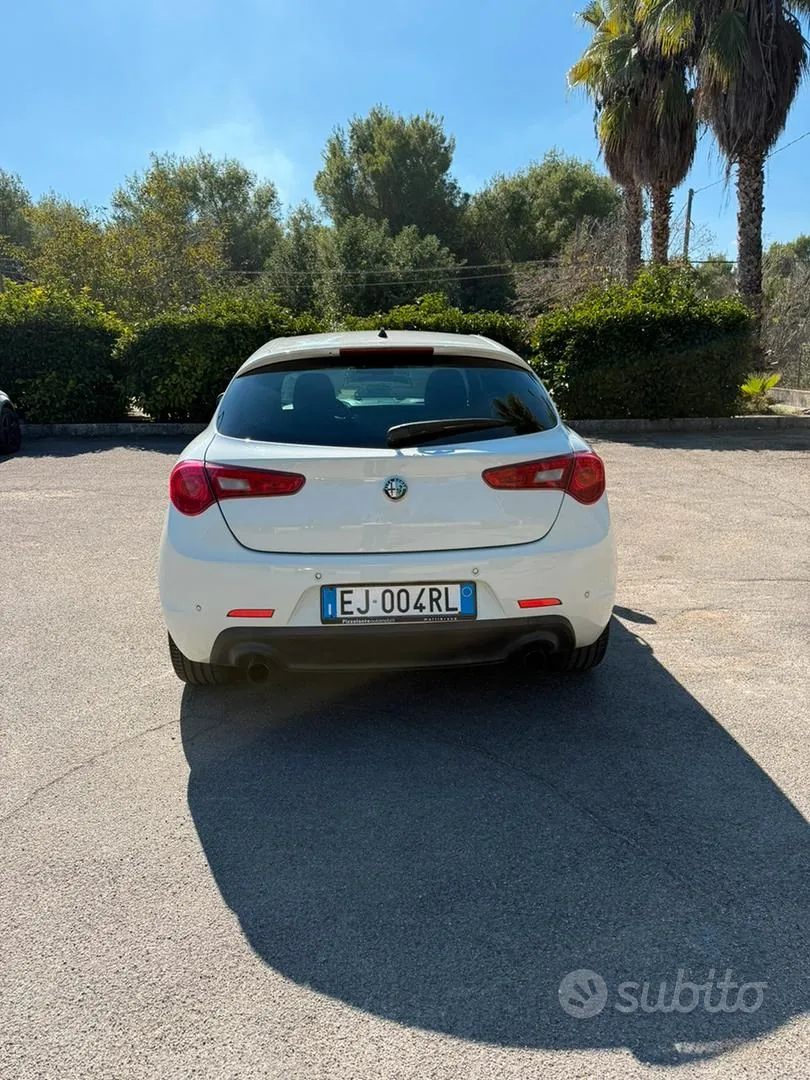 Alfa Romeo Giulietta 2011 photo 3