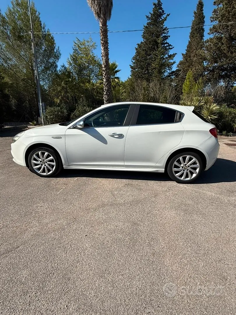 Alfa Romeo Giulietta 2011 photo 2