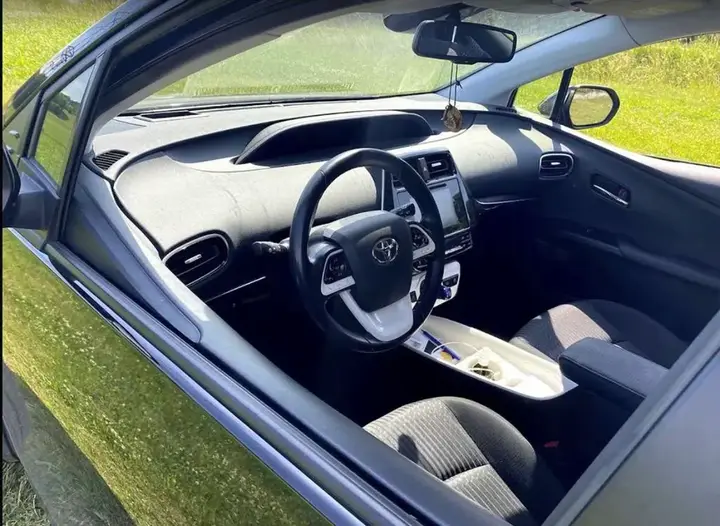 Toyota Prius 2016 photo 2