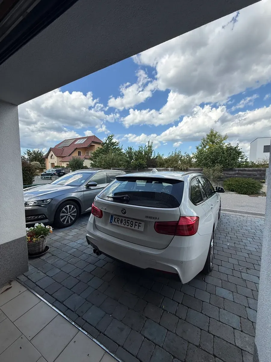 BMW 3 Series 2018 photo 3