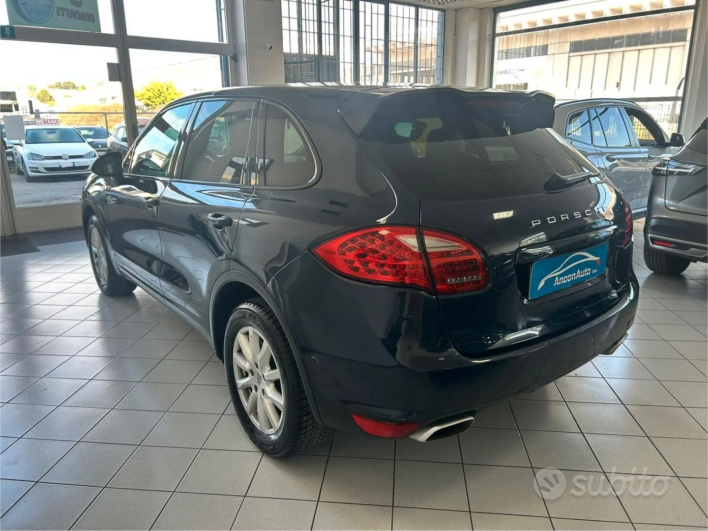 Porsche Cayenne 2012 photo 2