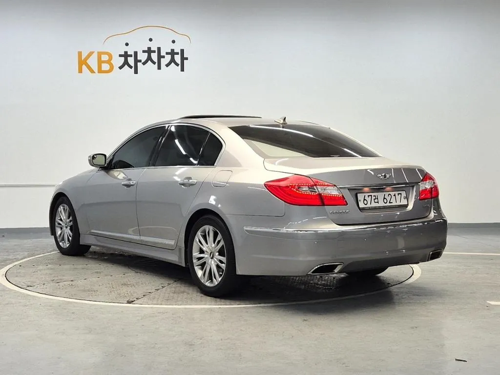 Hyundai Genesis 2012 photo 2