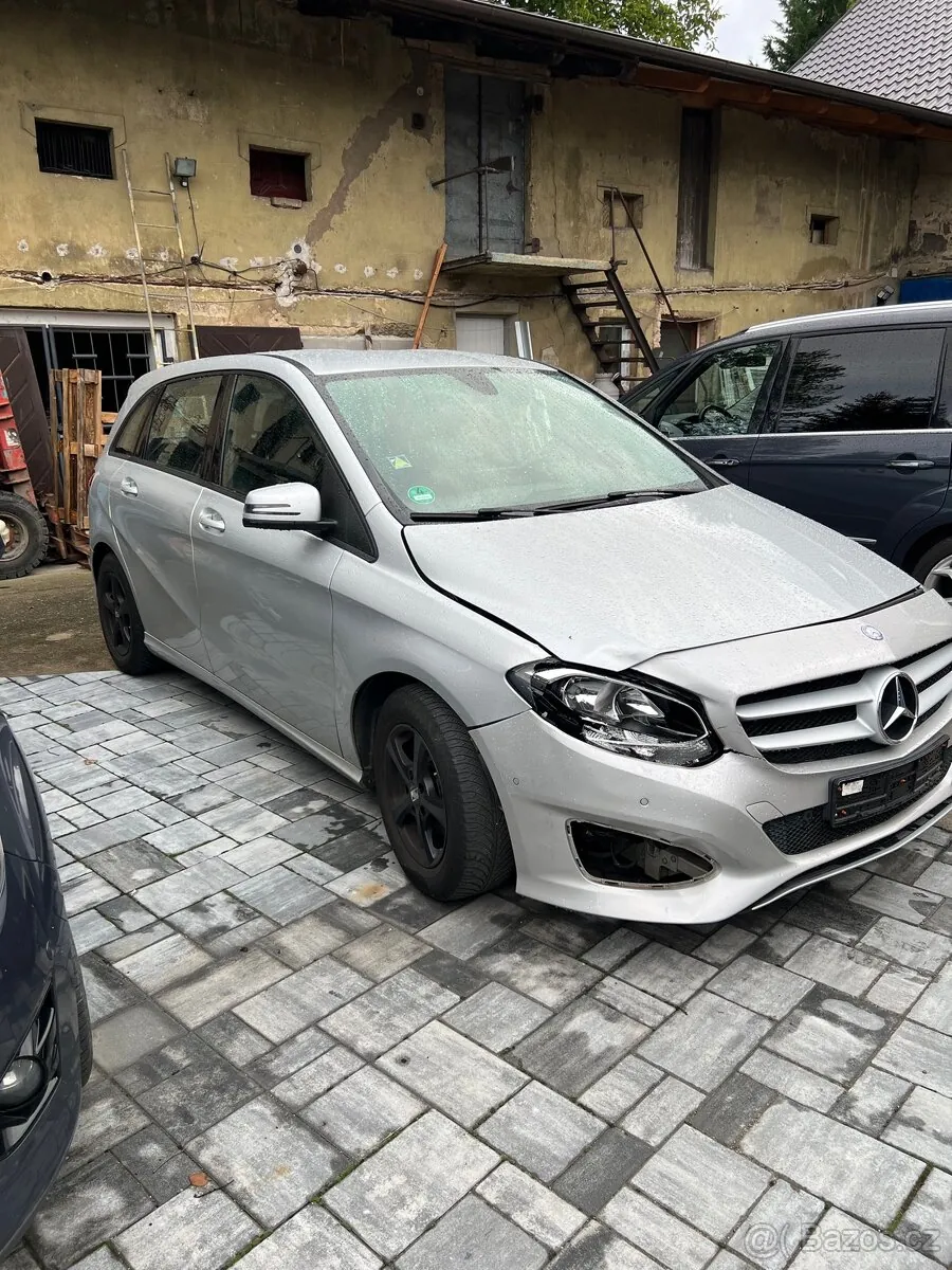 Mercedes-Benz B180 2015 photo 2