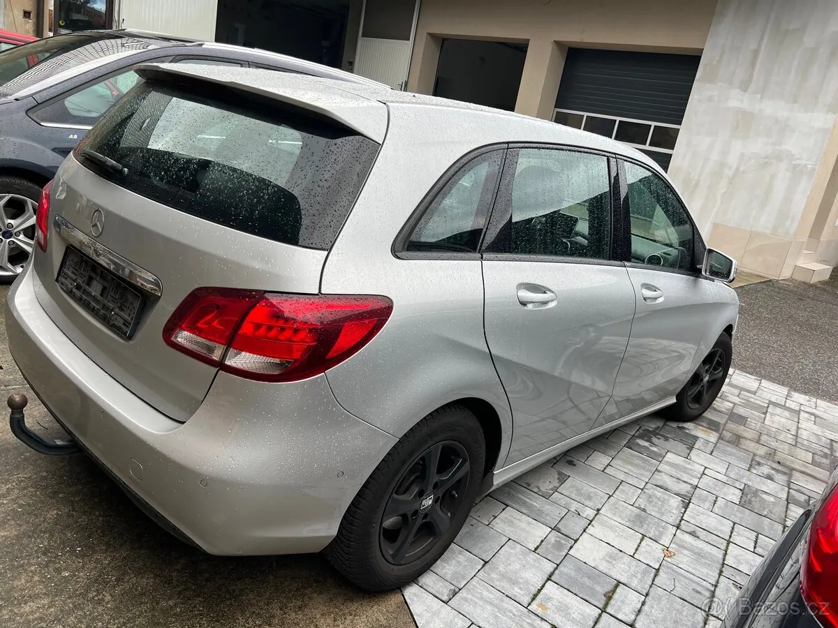 Mercedes-Benz B180 2015 photo 5